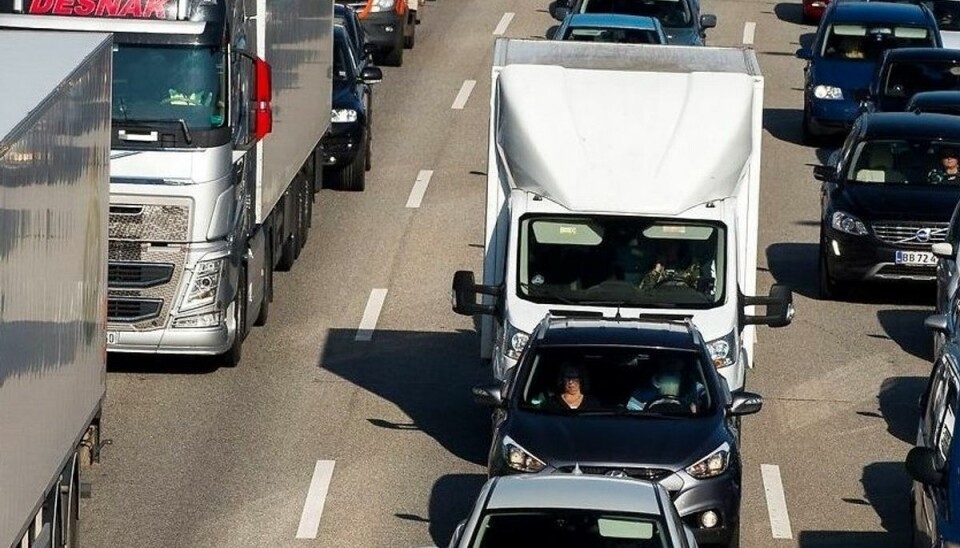 Der er lang kø og forlænget rejsetid på motorvejen. (Arkivfoto).