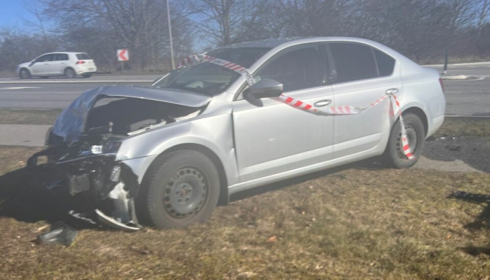 Den ene af de to biler har fået et ordentligt tryk. Den ene af de to biler har fået et ordentligt tryk.