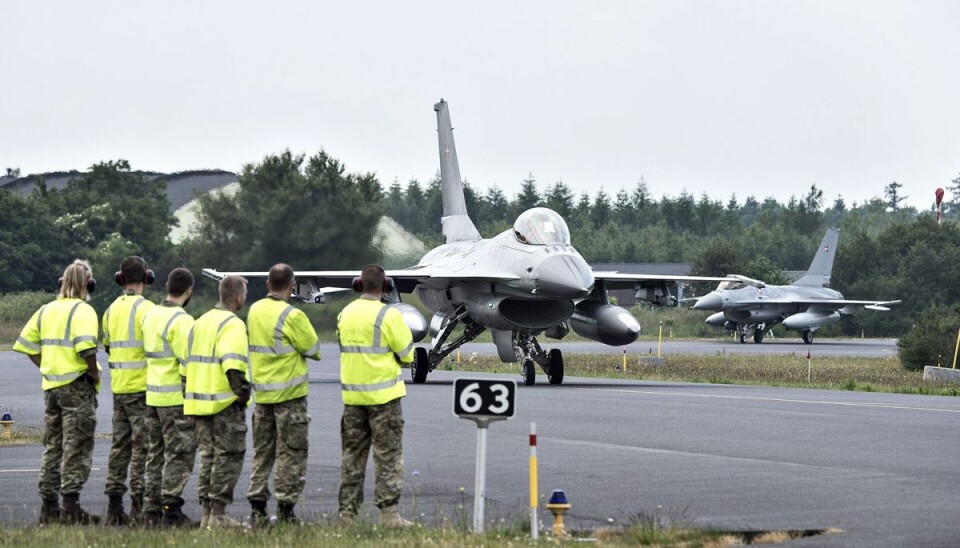 Det er af sikkerhedsmæssige hensyn, at droner ikke må komme tættere end 8 kilometer fra militære flyvestationer. Det er af sikkerhedsmæssige hensyn, at droner ikke må komme tættere end 8 kilometer fra militære flyvestationer.