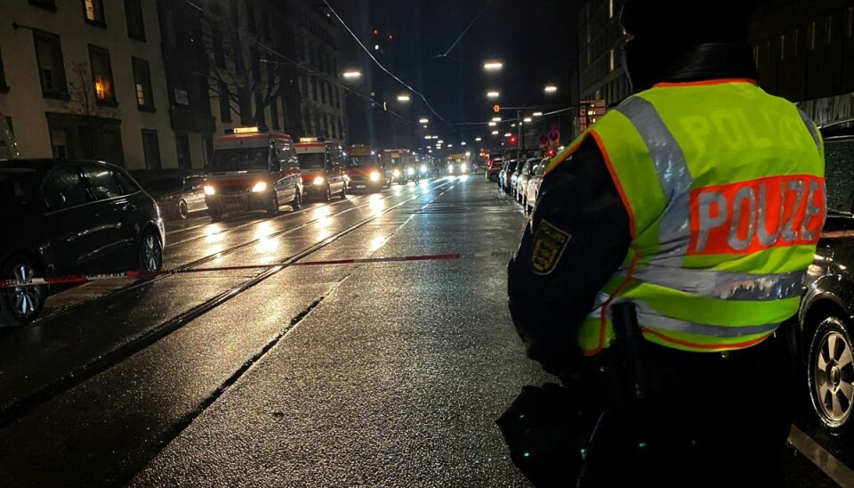 Tysk politi ved gidselsituationen i tyske Karlsruhe fredag aften. Tysk politi ved gidselsituationen i tyske Karlsruhe fredag aften.