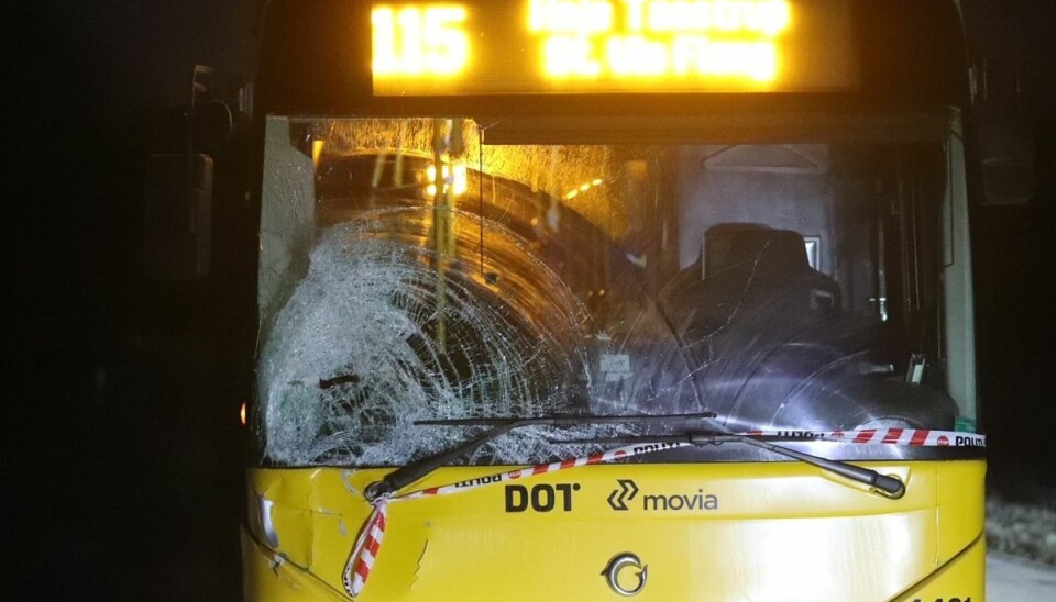 Manden gik på vejen, da bussen ramte ham. Manden gik på vejen, da bussen ramte ham.