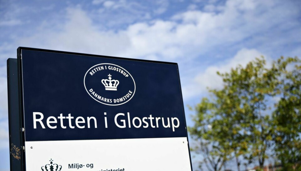 En 22-årig mand blev lørdag varetægtsfængslet af en dommer i Retten i Glostrup. Han forsøgte at slå sin far ihjel. (Arkivfoto).