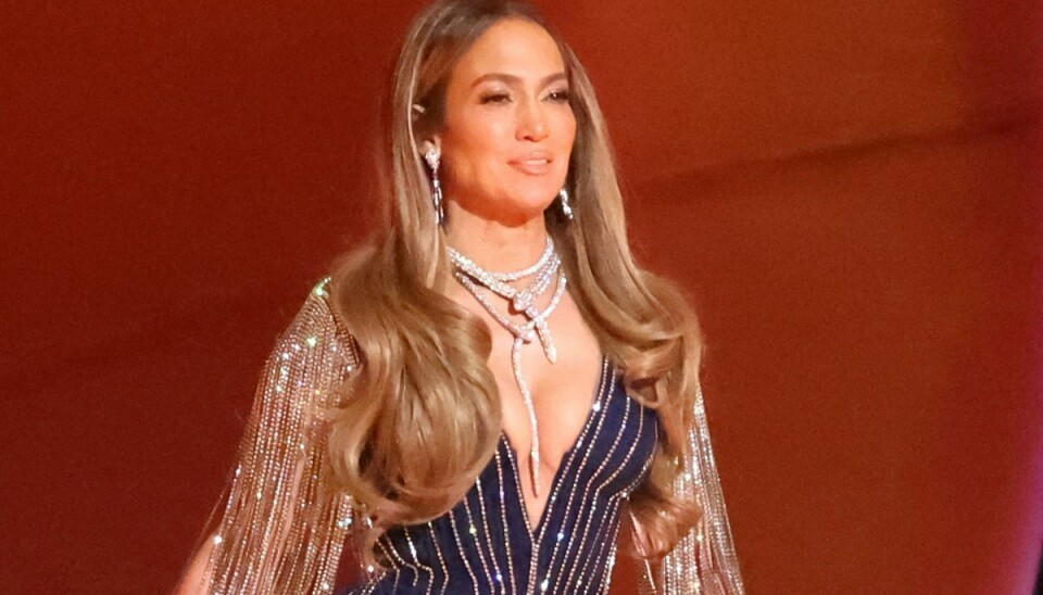 Nu 53-årige Jennifer Lopez fremstår knivskarp i et fotoshoot for det italienske lingeri-brand Intimissi, som hun netop er blevet global ambassadør for. Nu 53-årige Jennifer Lopez fremstår knivskarp i et fotoshoot for det italienske lingeri-brand Intimissi, som hun netop er blevet global ambassadør for.