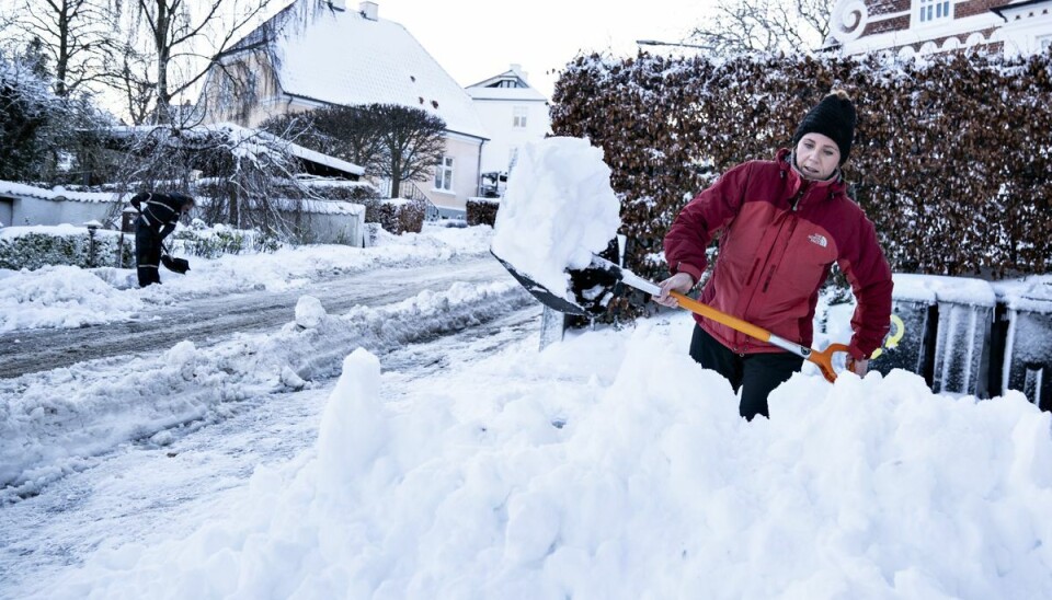 Der skovles sne om morgenen efter snestormen i Aalborg, torsdag den 2. december 2021.