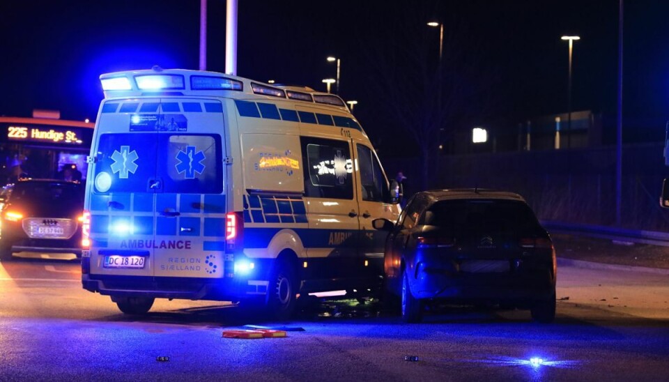 Bilen og ambulancen stødte sammen i et kryds søndag aften. Bilen og ambulancen stødte sammen i et kryds søndag aften.