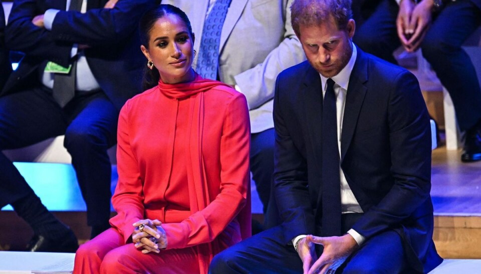 Meghan og Harry holder Charles på pinebænken.