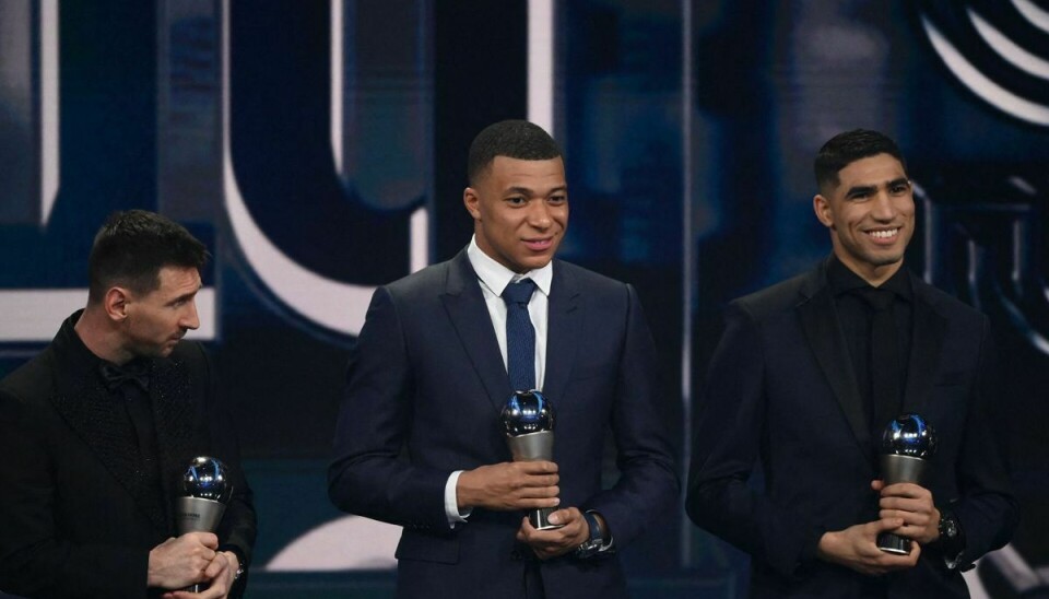 Achraf Hakimi, til højre i billedet, ses her sammen med Lionel Messi, til venstre, og Kylian Mbappé ved 'FIFA Football Awards 2022' den 27. februar.