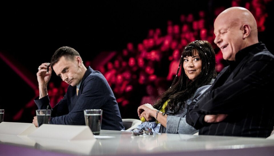 I aftenens ’X Factor’ skal dommerne vurdere deltagernes evner udi optræden med dansktopsange. I aftenens ’X Factor’ skal dommerne vurdere deltagernes evner udi optræden med dansktopsange.