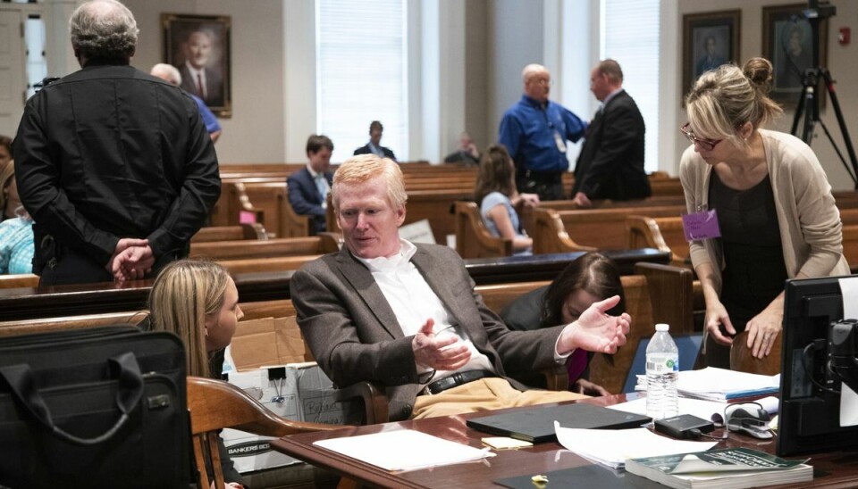 Richard 'Alex' Murdaugh taler med sit advokathold i en retssal i South Carolina torsdag. Han er fundet skyldig i at have dræbt sin hustru og søn. Richard 'Alex' Murdaugh taler med sit advokathold i en retssal i South Carolina torsdag. Han er fundet skyldig i at have dræbt sin hustru og søn.