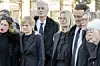 Trine Dyrholm, Nicklas Bendixen og Marianne Nybro inden kisten køres til de sidste hvilested.