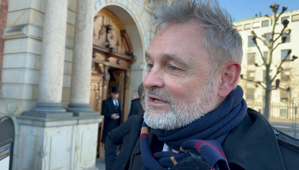 Claus Elming mindes Britt Bendixen foran Holmens Kirke inden bisættelsen. Claus Elming mindes Britt Bendixen foran Holmens Kirke inden bisættelsen.