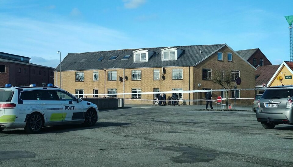 Politiet eftersøger en gerningsmand til et knivstikkeri på Bangsgade i Nykøbing Mors.