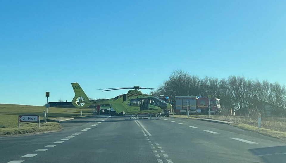 En lægehelikopter er sendt til ulykkesstedet. En lægehelikopter er sendt til ulykkesstedet.