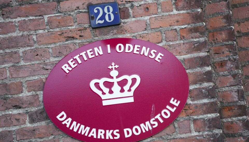 En dommer ved Retten i Odense varetægtsfængslede torsdag en 28-årig mand på baggrund af sigtelser om bedragerier for over en million kroner samlet. (Arkivfoto).