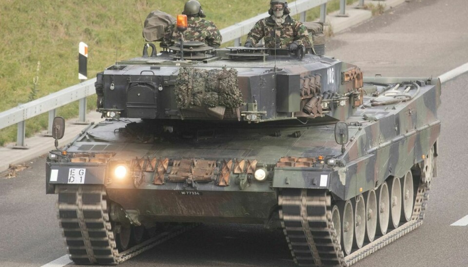 Schweiziske soldater i den tyskproducerede kampvogn Leopard 2. Schweiz råder over 230 af dem, og Tyskland vil gerne købe nogle af dem tilbage, så de kan erstatte de kampvogne, som Tyskland er i gang med at sende til det krigsramte Ukraine. (Arkivfoto)