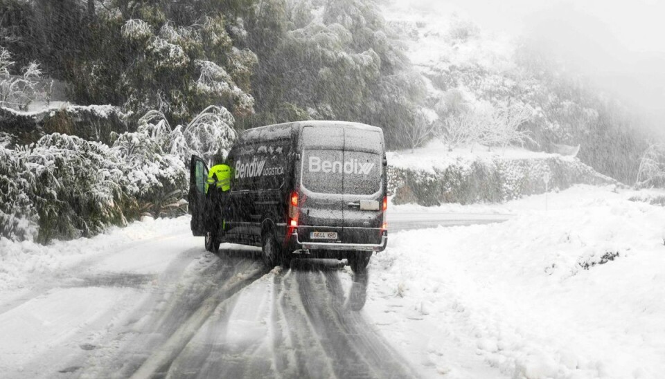 Biler havde svært ved at komme frem grundet det glatte føre på ferieøen Mallorca.