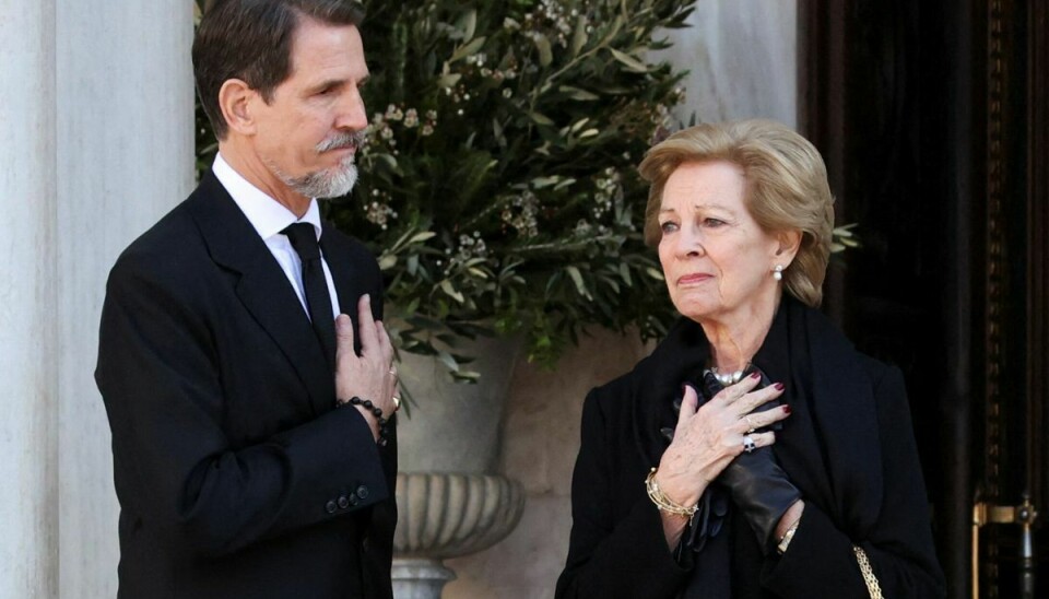 Kronprins Pavlos ses her sammen med sin mor, dronning Anne-Marie, ved kong Konstantins begravelse i Athen den 16. januar.