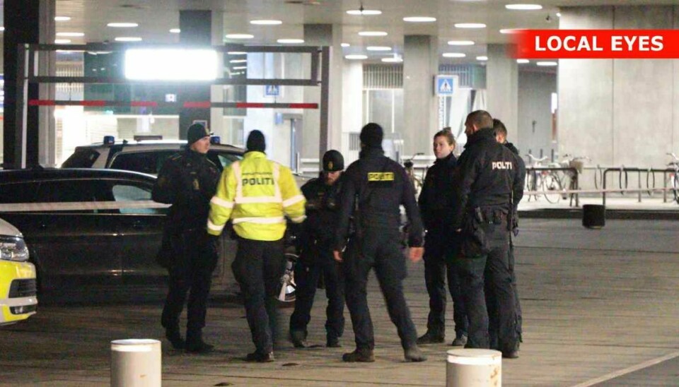 En større politistyrke efterforskede knivoverfaldet i Aarhus.