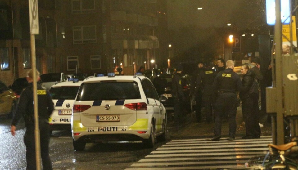 Københavns Politi rykkede talstærkt ud natten til lørdag, hvor fire teenagere ved en privat fest var blevet stukket med en kniv.