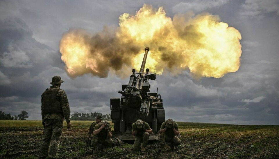 15. juni 2022: Ukrainske soldater affyrer en franskproduceret Caesar-haubits, som kan sammenlignes med en langtrækkende kanon, mod russiske styrker.