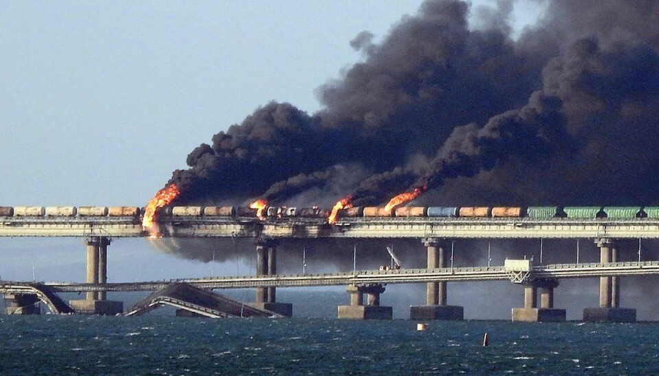 8. oktober 2022: Der opstår brand på en bro, der forbinder Krim-halvøen med Rusland. Branden opstår, da en lastbil eksploderer på broen.