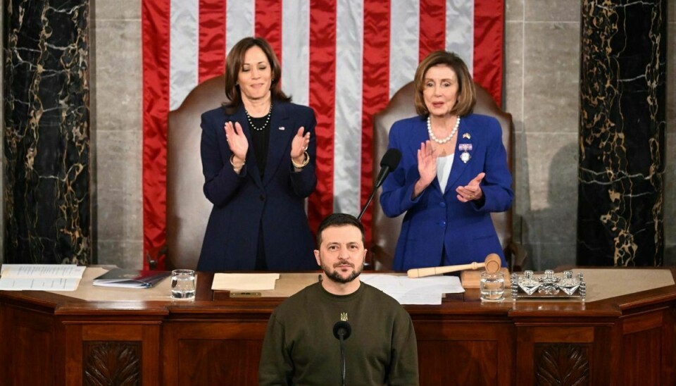 22. december 2022: Den ukrainske præsdent, Volodymyr Zelenskyj, på besøg i USA's Kongres. Bag ham ses vicepræsident Kamala Harris og den daværende formand for Repræsentanternes Hus, Nancy Pelosi.