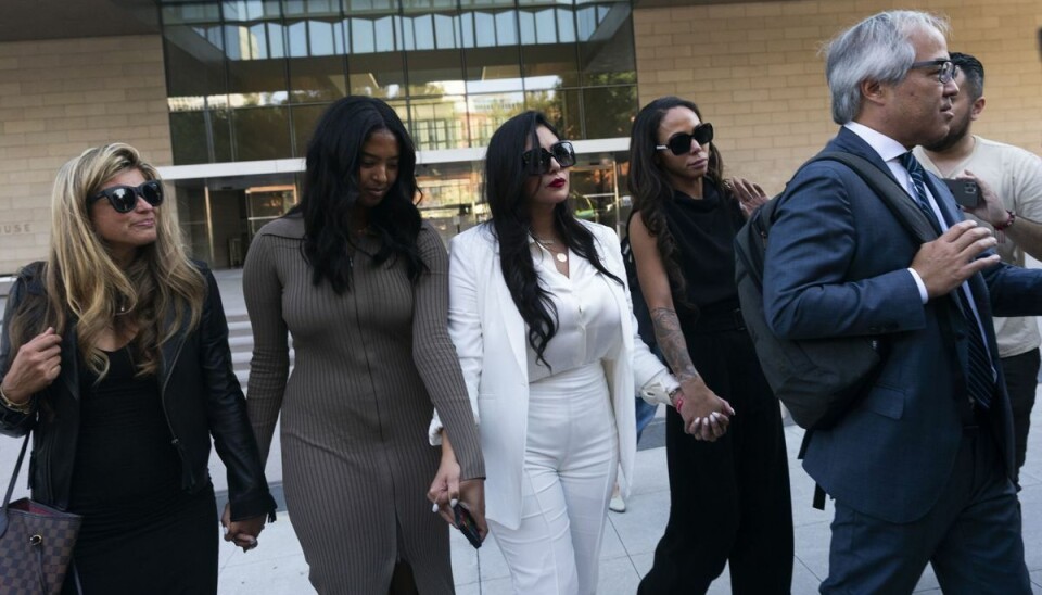Vanessa Bryant (centrum), Kobe Bryants enke, indgår forlig med Los Angeles amt. Vanessa Bryant (centrum), Kobe Bryants enke, indgår forlig med Los Angeles amt.