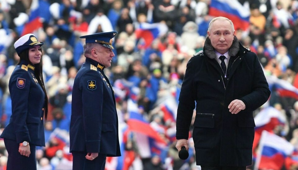Ruslands præsident, Vladimir Putin, ankommer onsdag til en koncert, som skal varme det russiske folk op til dagen for fædrelandets beskyttere, som holdes torsdag.