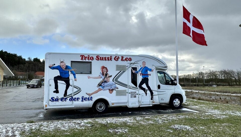 ’Sussi & Leo’-camperen foran forsamlingshuset, hvor der afholdes mindehøjtidelig i anledning af Leos død. ’Sussi & Leo’-camperen foran forsamlingshuset, hvor der afholdes mindehøjtidelig i anledning af Leos død.