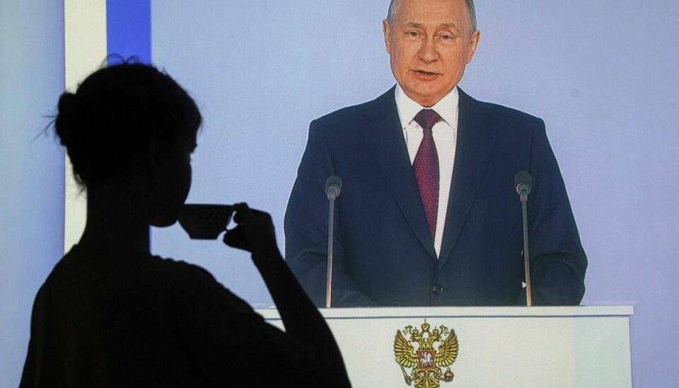 En kvinde overværer præsident Putins imødesete tale kort før krigens årsdag.