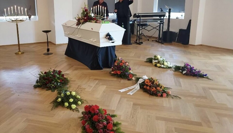 Den hvide kiste var pyntet med genstande, der betød noget for Leo. Den hvide kiste var pyntet med genstande, der betød noget for Leo.
