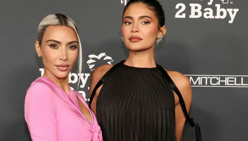 Søstrene Kim Kardashian og Kylie Jenner viser igen bar hud - denne gang i en fotoserie, som de har lavet sammen.