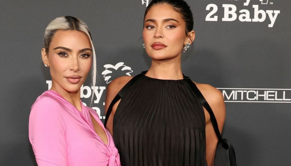 Søstrene Kim Kardashian og Kylie Jenner viser igen bar hud - denne gang i en fotoserie, som de har lavet sammen. Søstrene Kim Kardashian og Kylie Jenner viser igen bar hud - denne gang i en fotoserie, som de har lavet sammen.