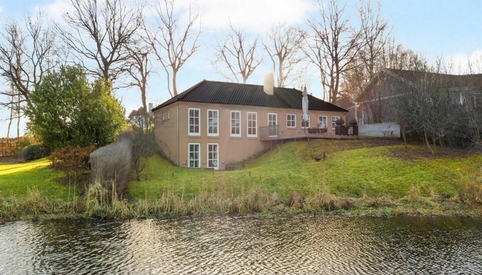 Her ses Mette Blomsterbergs villa, hvor prisen nu lyder på 6,5 millioner. Her ses Mette Blomsterbergs villa, hvor prisen nu lyder på 6,5 millioner.