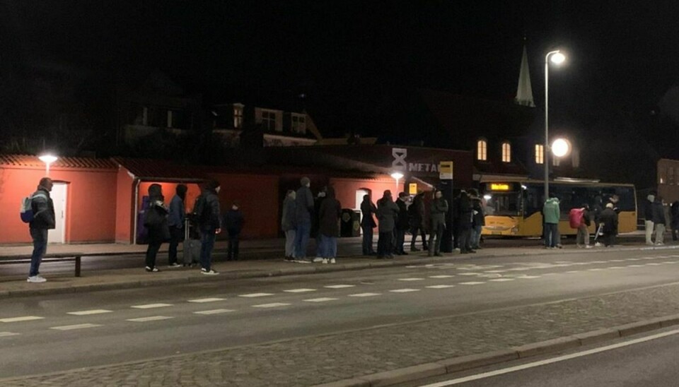 Her venter passagerer på Togbusser på Helsingør Station.