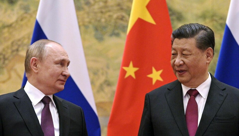 Kinas præsident, Xi Jinping (til højre), mødtes med sin russiske pendant, Vladimir Putin (til venstre), få uger inden Rusland invaderede Ukraine. Kina har natten til fredag frigivet et dokument med landets officielle holdning til krigen i Ukraine. (Arkivfoto).