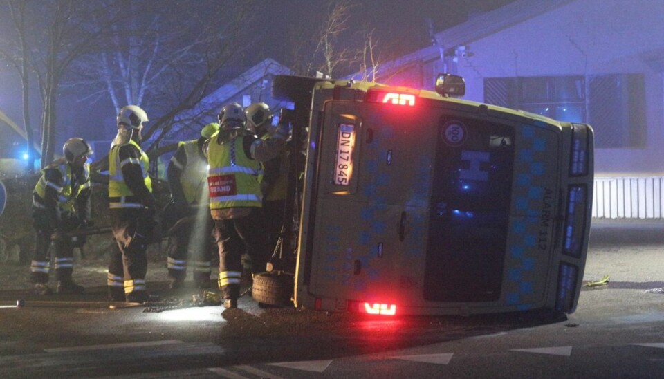 En ambulance kørte galt og endte på siden. En ambulance kørte galt og endte på siden.