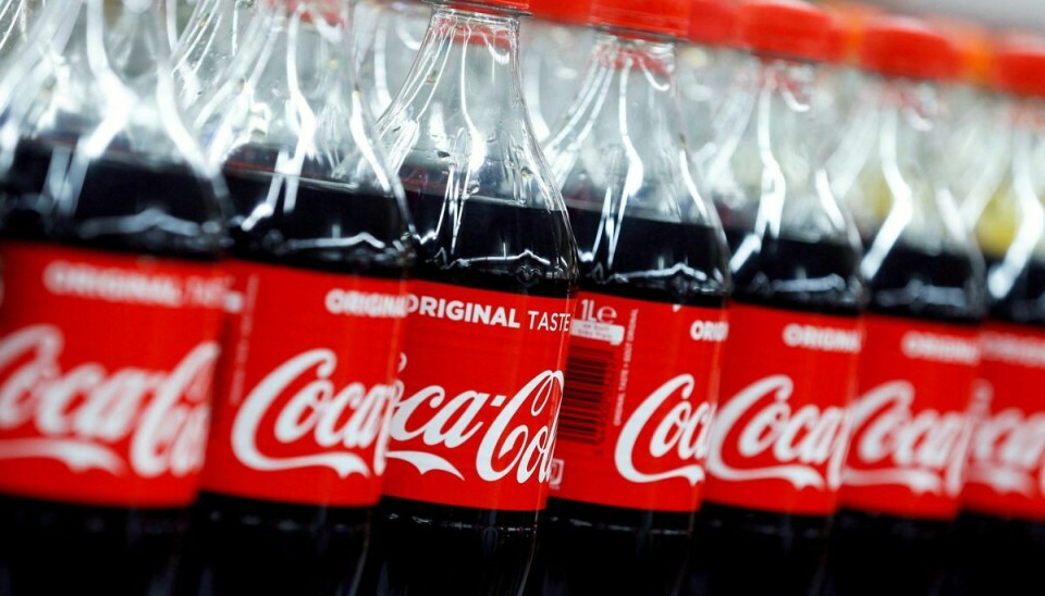 Coca Cola slubrer penge i sig.