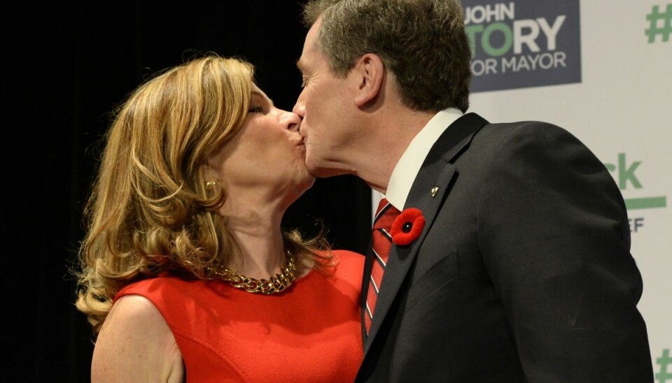 Konen Barbara var god nok, når John Tory skulle give den som familiemenneske og skulle vælges som borgmester, men under pandemien knaldede han med en yngre model - meget yngre. Konen Barbara var god nok, når John Tory skulle give den som familiemenneske og skulle vælges som borgmester, men under pandemien knaldede han med en yngre model - meget yngre.
