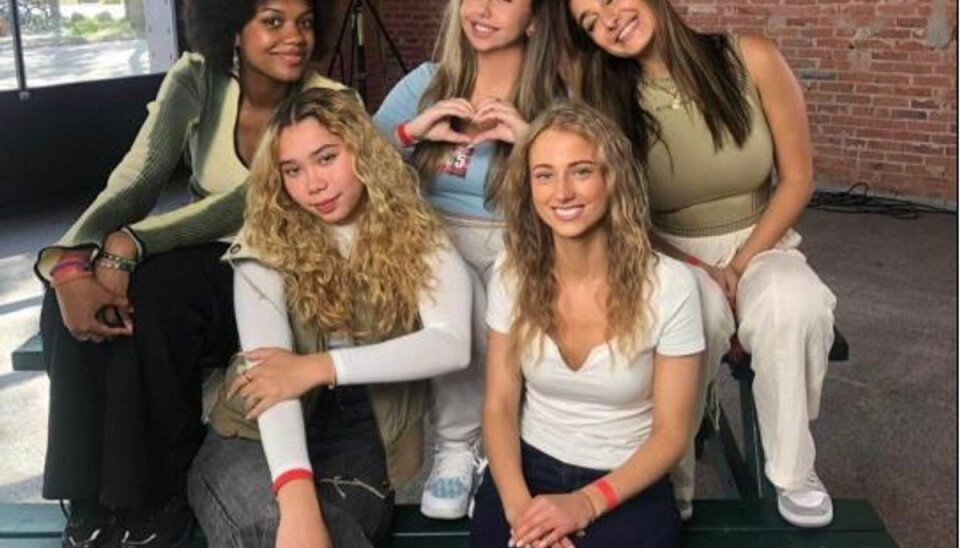 (Bagerst fra venstre)Esther Duncan, 18, Aisha Erbas, 19, Azra Hamid, 19, (forrest fra venstre) Angie Raldorf, 18 og Josephine Lykke, 22 havde heldet med sig i aftenens ’X Factor’. (Bagerst fra venstre)Esther Duncan, 18, Aisha Erbas, 19, Azra Hamid, 19, (forrest fra venstre) Angie Raldorf, 18 og Josephine Lykke, 22 havde heldet med sig i aftenens ’X Factor’.