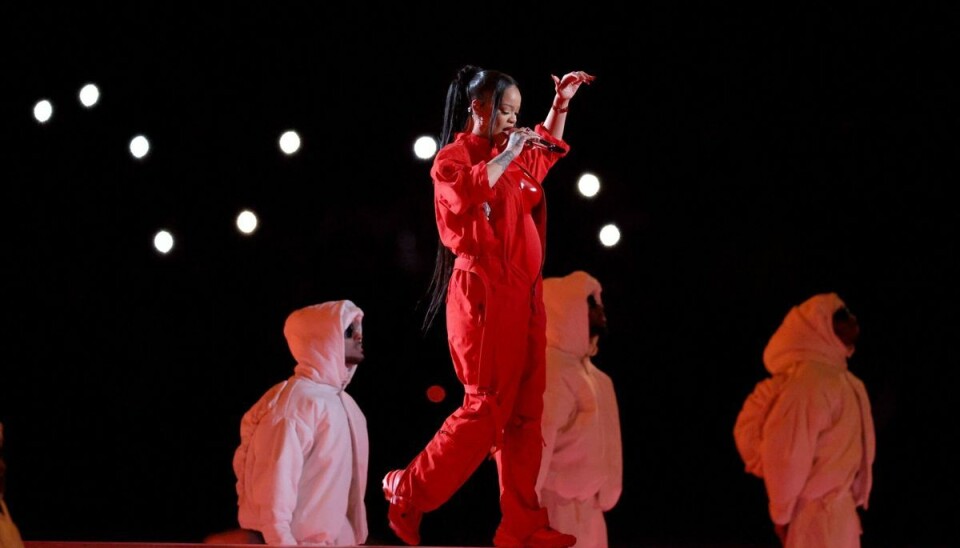 Rihannas mave under den røde kedeldragt fik mange brugere på sociale medier til at spekulere i, om hun er gravid. Rihannas mave under den røde kedeldragt fik mange brugere på sociale medier til at spekulere i, om hun er gravid.
