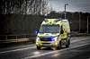 En ambulance kører med politieskorte til hospitalet. (Arkivfoto).