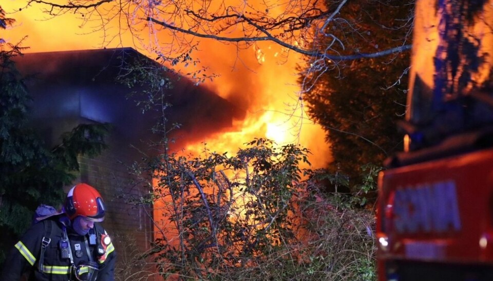 En brand har raseret en villa. En brand har raseret en villa.