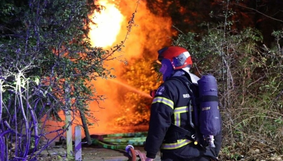 Brandfolkene kæmper stadig med at slukke branden. Brandfolkene kæmper stadig med at slukke branden.
