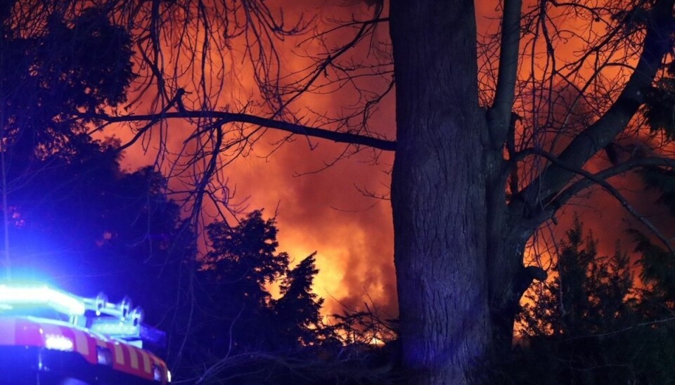 Voldsom brand i villakvarter. Voldsom brand i villakvarter.