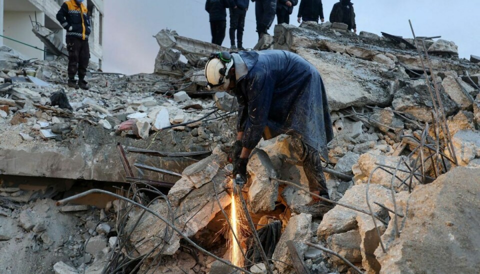 Redningsfolk kæmper fortsat for at finde de overlevende fra jordskælvene.