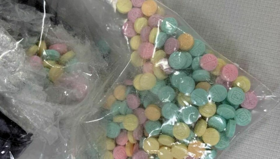 Farvestrålende fentanyl-piller fundet i en narkofangst.