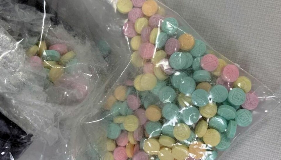 Farvestrålende fentanyl-piller fundet i en narkofangst. Farvestrålende fentanyl-piller fundet i en narkofangst.
