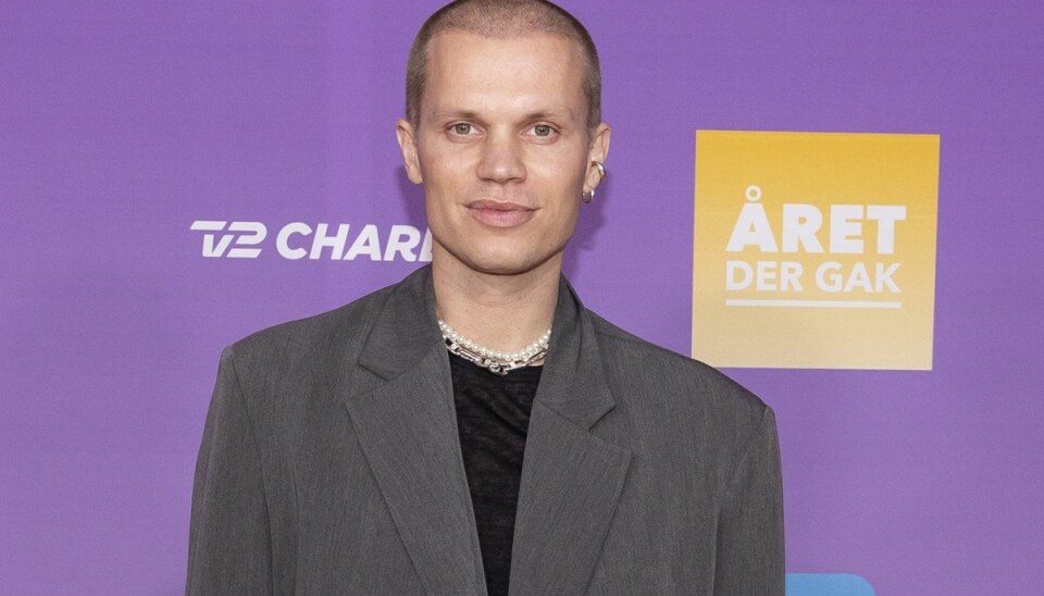 Søren Le Schmidt, der blandt andet står bag den kjole, Helle Thorning-Smidt bar ved gallamiddagen på Christiansborg under fejringen af dronningens 50-års regentjubilæum, springer nu ud i noget helt nyt. Søren Le Schmidt, der blandt andet står bag den kjole, Helle Thorning-Smidt bar ved gallamiddagen på Christiansborg under fejringen af dronningens 50-års regentjubilæum, springer nu ud i noget helt nyt.