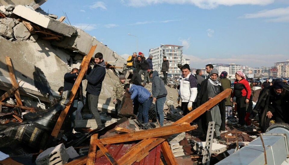 Redningsarbejdet fortsatte tirsdag efter mandagens jordskælv i Tyrkiet. Arbejdet er blevet besværliggjort blandt andet af det kolde vejr.